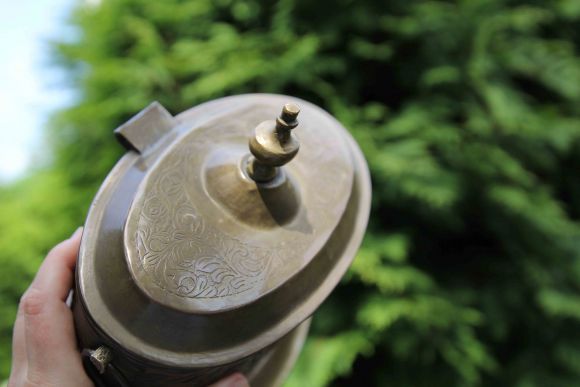 Латунная шкатулка с удобной крышкой в патине