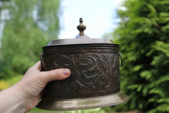 Латунная шкатулка с удобной крышкой в патине