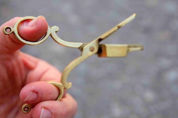 Старинные ножницы для тушение свечей