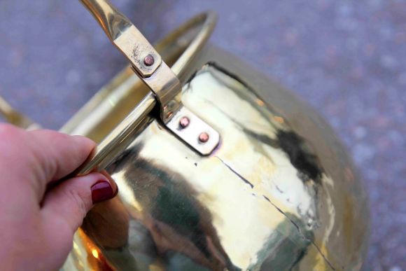 Большое золотое подвесное кашпо идеальной формы 