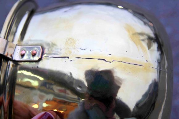 Большое золотое подвесное кашпо идеальной формы 