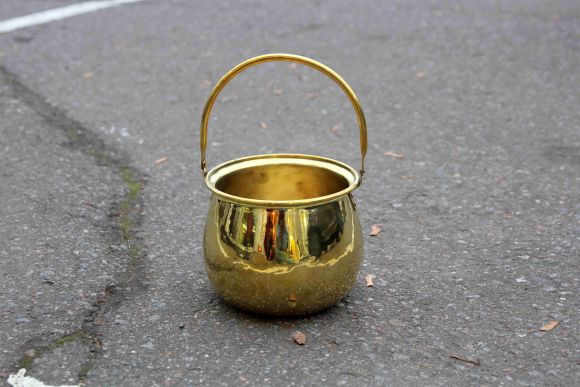 Большое золотое подвесное кашпо идеальной формы 