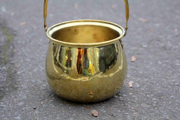 Большое золотое подвесное кашпо идеальной формы 