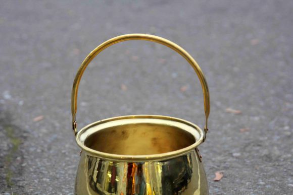 Большое золотое подвесное кашпо идеальной формы 