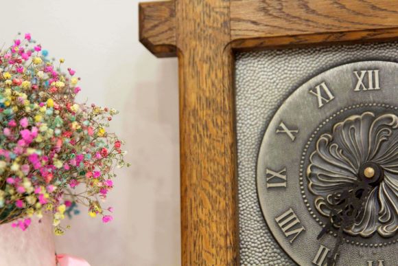  Классические часы в дубовой раме