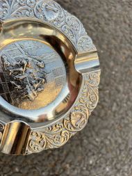 металлическая пепельница с галантной сценой