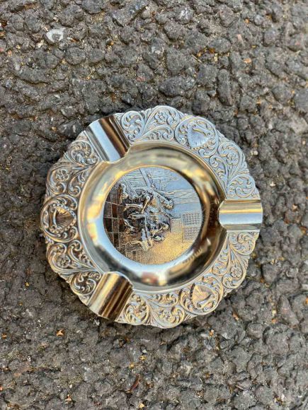 металлическая пепельница с галантной сценой