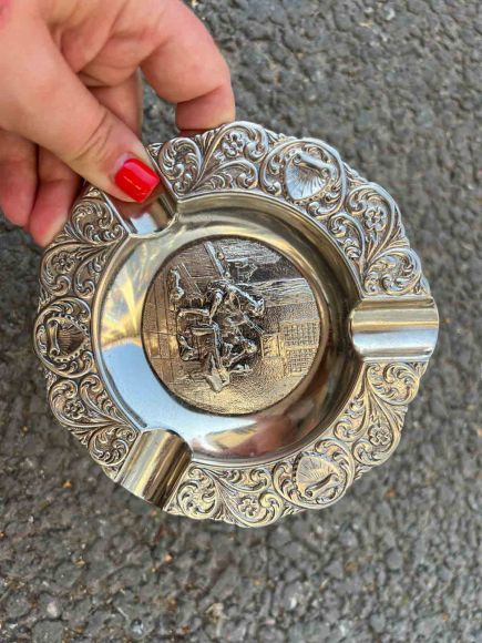 металлическая пепельница с галантной сценой