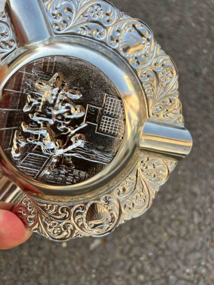 металлическая пепельница с галантной сценой
