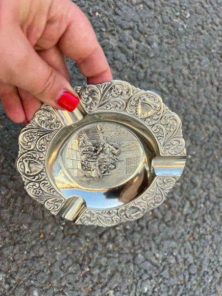 металлическая пепельница с галантной сценой