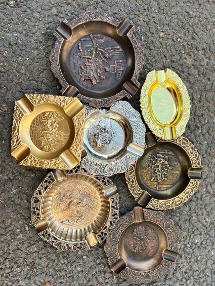 металлическая пепельница с галантной сценой