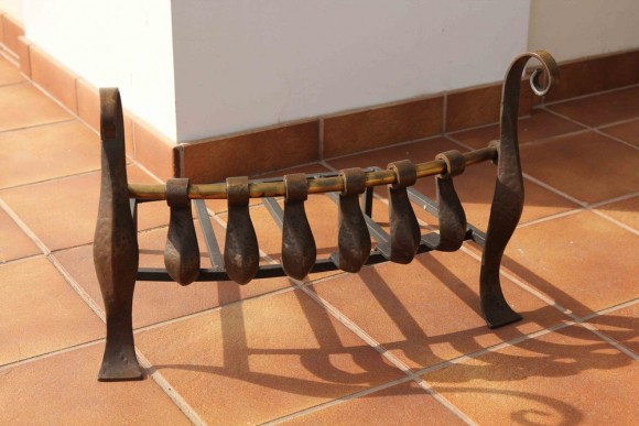 Антикварная, чугунная подставка под дрова с латунными элементами