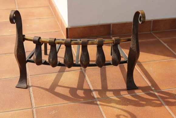 Антикварная, чугунная подставка под дрова с латунными элементами