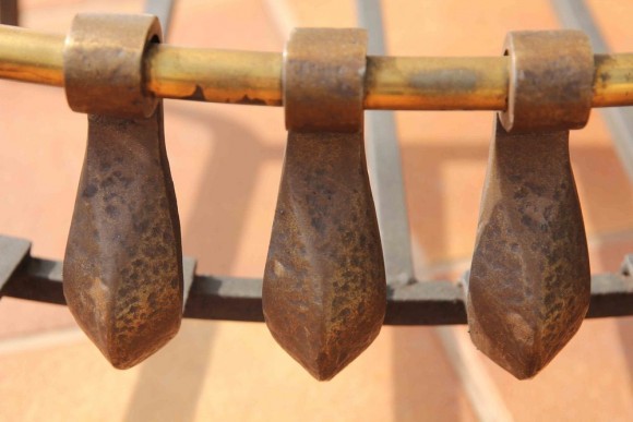 Антикварная, чугунная подставка под дрова с латунными элементами