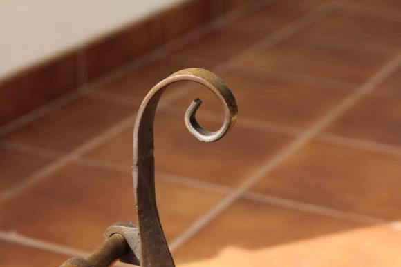 Антикварная, чугунная подставка под дрова с латунными элементами