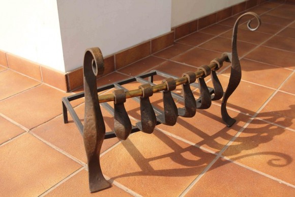 Антикварная, чугунная подставка под дрова с латунными элементами