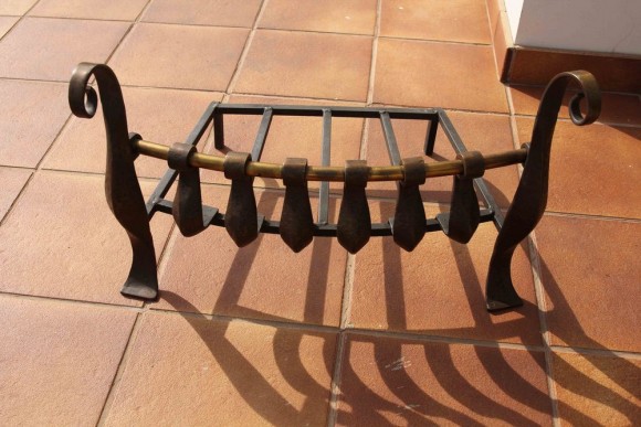 Антикварная, чугунная подставка под дрова с латунными элементами