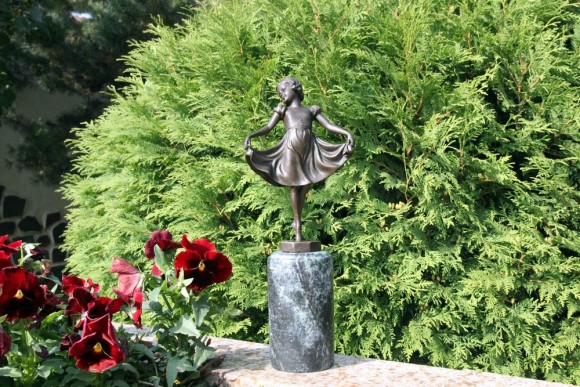 Неверояно нежная Скульптура Девочка-танцовщица. Бронза