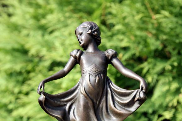 Неверояно нежная Скульптура Девочка-танцовщица. Бронза