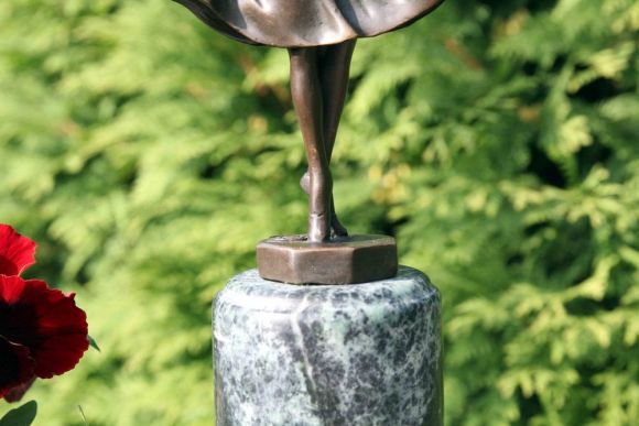 Неверояно нежная Скульптура Девочка-танцовщица. Бронза