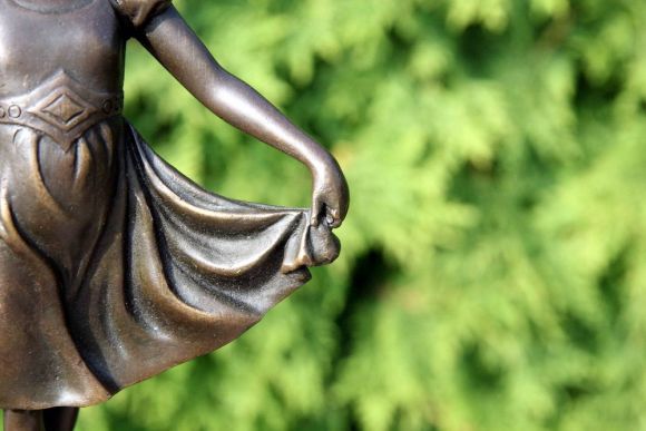 Неверояно нежная Скульптура Девочка-танцовщица. Бронза