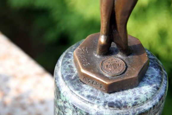 Неверояно нежная Скульптура Девочка-танцовщица. Бронза