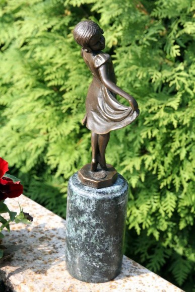 Неверояно нежная Скульптура Девочка-танцовщица. Бронза