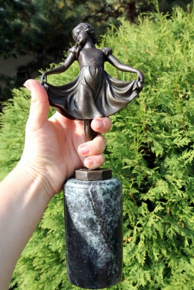 Неверояно нежная Скульптура Девочка-танцовщица. Бронза