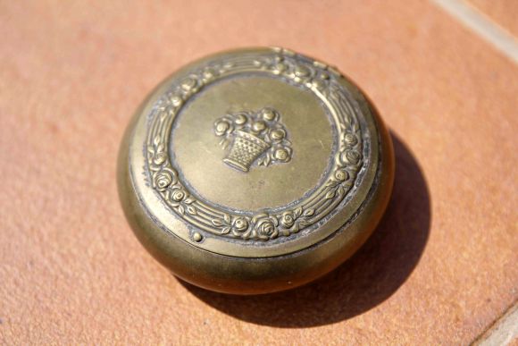 Дамская пепельница с роскошным цветочным орнаментом