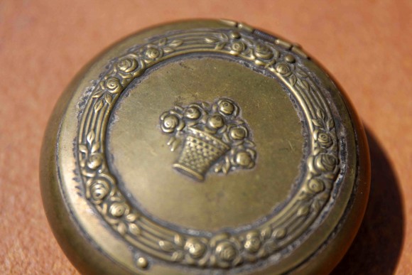 Дамская пепельница с роскошным цветочным орнаментом