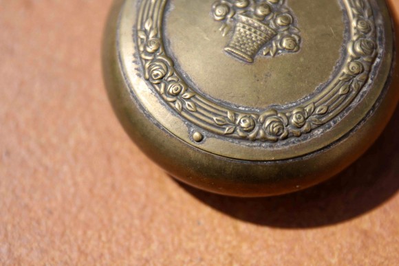 Дамская пепельница с роскошным цветочным орнаментом