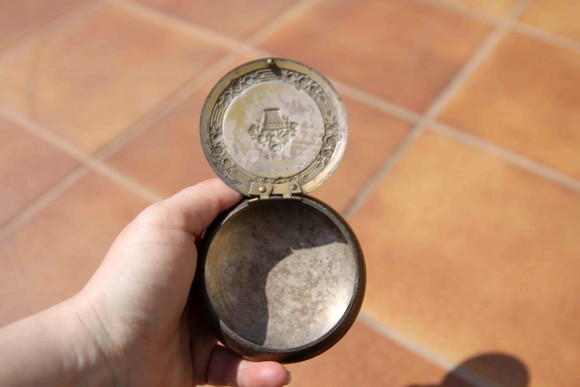 Дамская пепельница с роскошным цветочным орнаментом