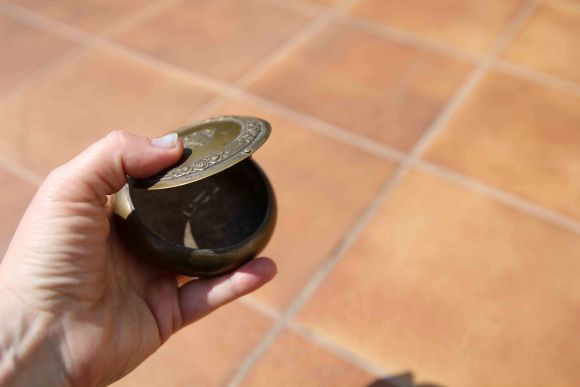 Дамская пепельница с роскошным цветочным орнаментом