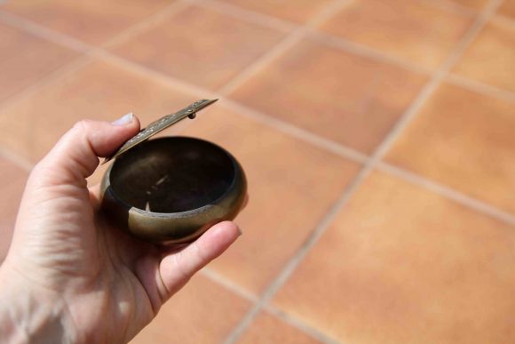 Дамская пепельница с роскошным цветочным орнаментом