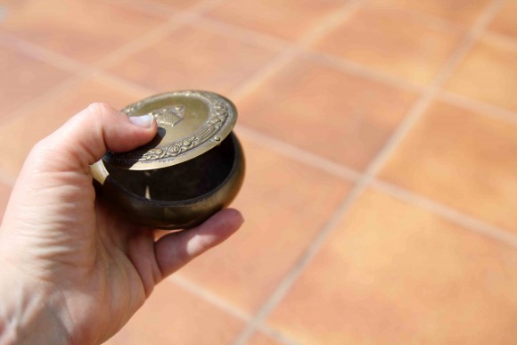 Дамская пепельница с роскошным цветочным орнаментом