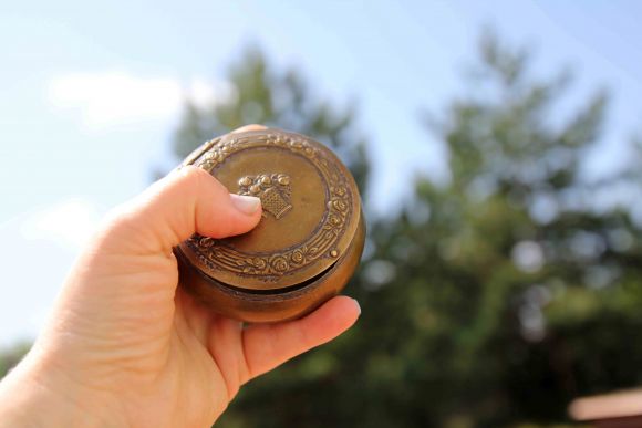 Дамская пепельница с роскошным цветочным орнаментом