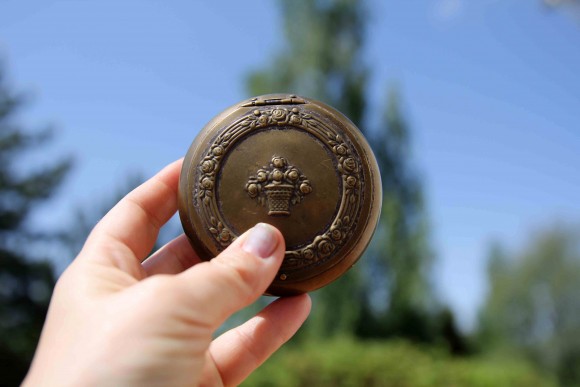 Дамская пепельница с роскошным цветочным орнаментом