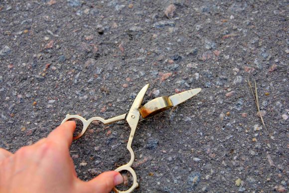 Винтажный пламегаситель - ножницы на маленьких ножках