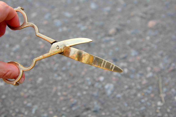 Винтажный пламегаситель - ножницы на маленьких ножках