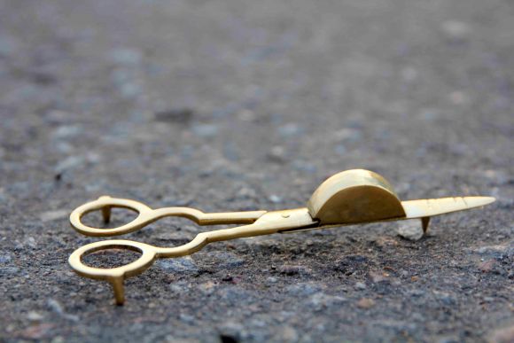 Винтажный пламегаситель - ножницы на маленьких ножках