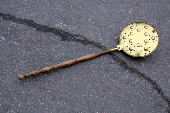 Латунная отполированая сковорода для жарки каштанов