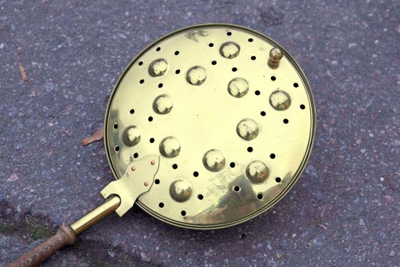 Латунная отполированая сковорода для жарки каштанов