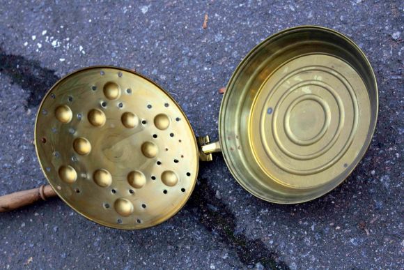 Латунная отполированая сковорода для жарки каштанов