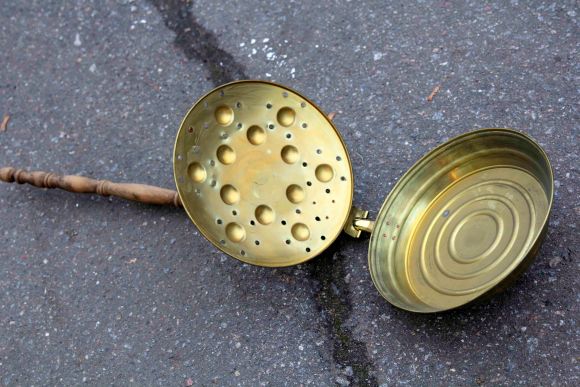 Латунная отполированая сковорода для жарки каштанов