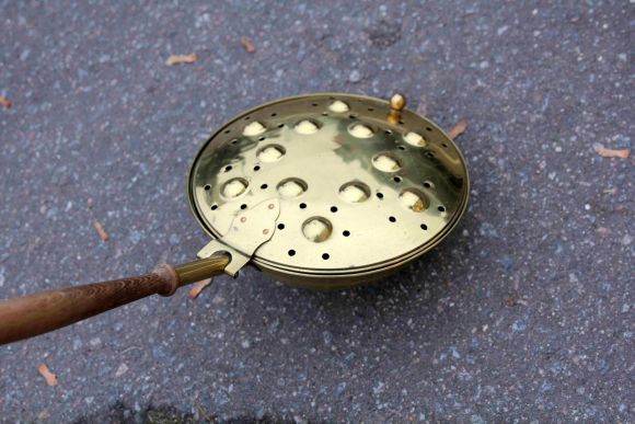 Латунная отполированая сковорода для жарки каштанов