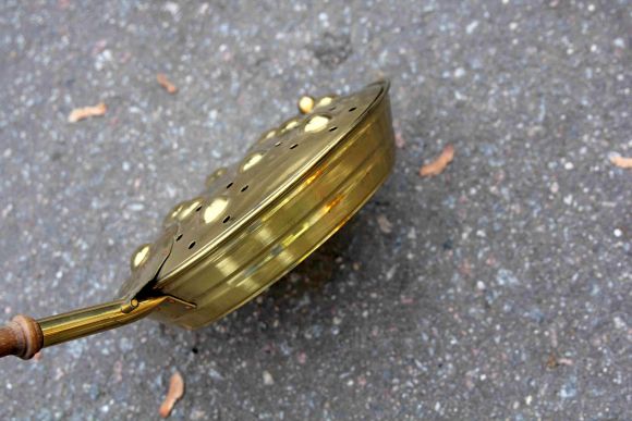 Латунная отполированая сковорода для жарки каштанов