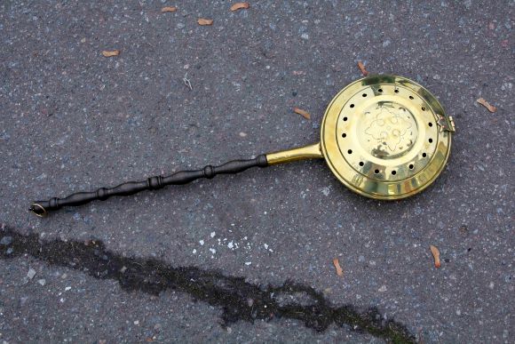 Латунная отполированая сковорода для жарки каштанов