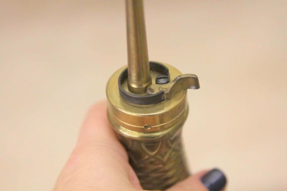 Винтажная охотничья пороховница из латуни