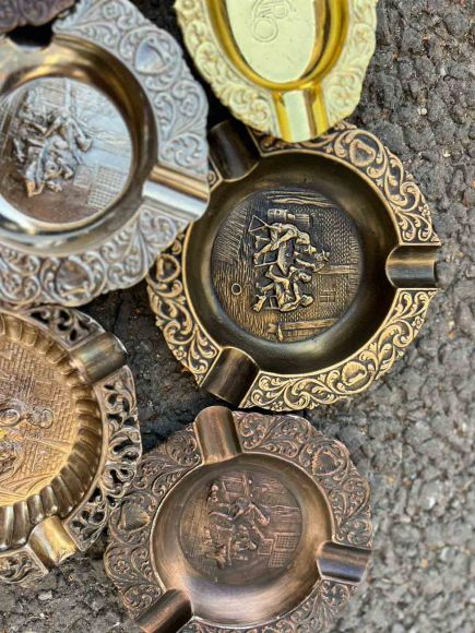 Легкая пепельница из металла на 4 сигары.