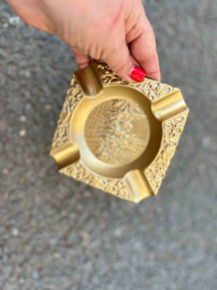 Легкая пепельница из металла на 4 сигары.